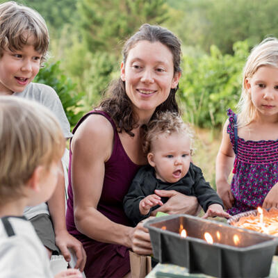 4 enfants avec mere famille nombreuse