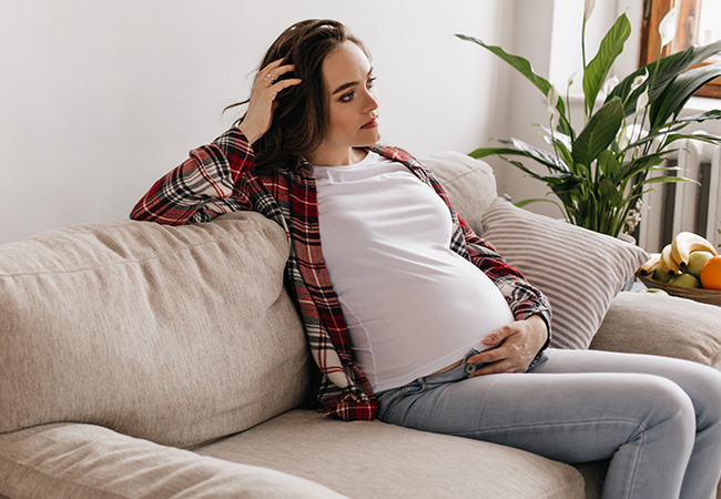 Femme enceinte chez elle