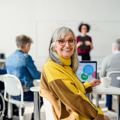femme qui sourit avec son ordinateur blog
