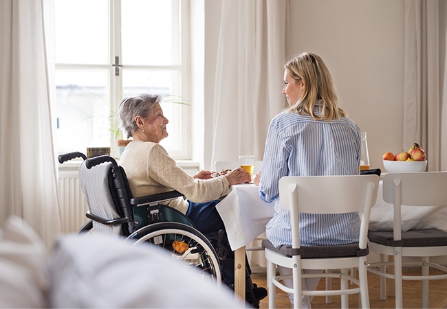 personne âgée qui échange un sourire avec une femme