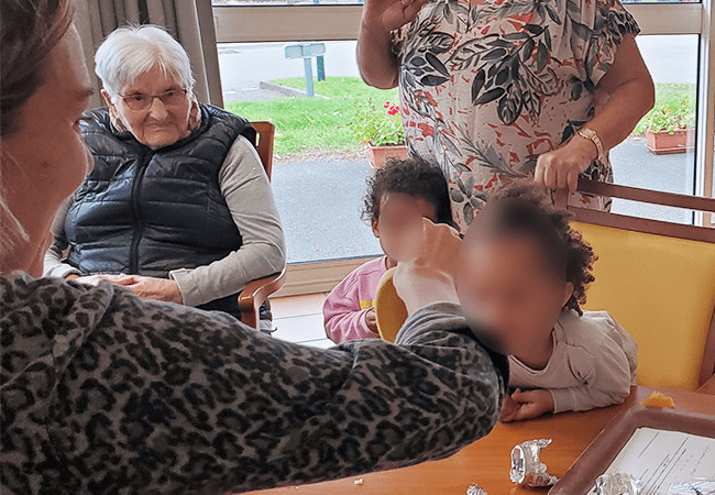 résidents de l’EHPAD avec la micro creche