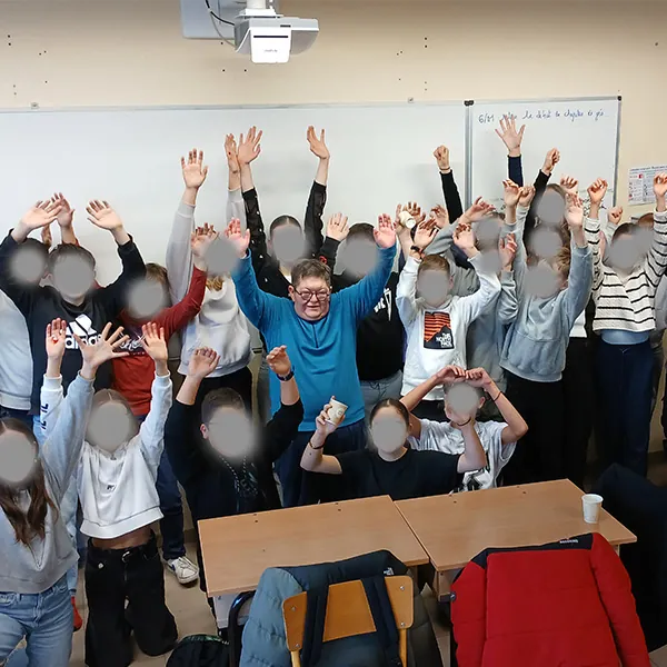 groupe du collège avec une résidente heureuse