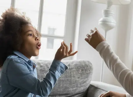 fille qui parle en langue des signes