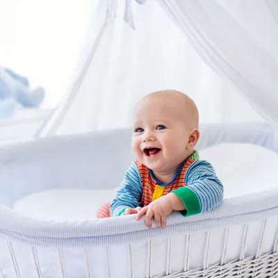 bébé dans un berceau