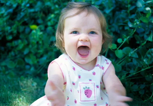 bébé qui rigole