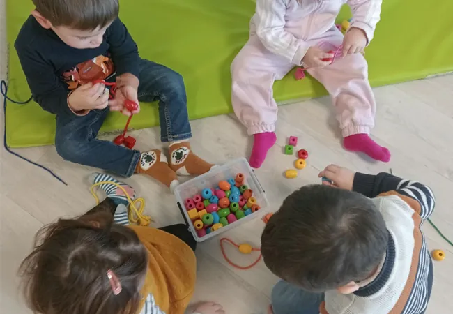 des enfants qui jouent