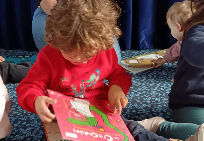 enfant avec un livre