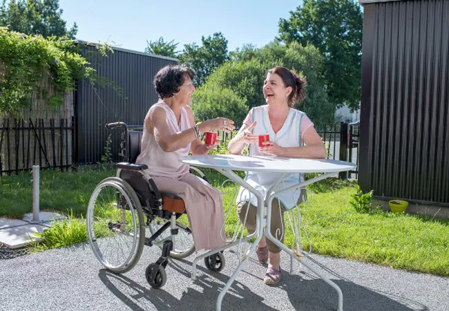 personne en situation handicap et aide souriant