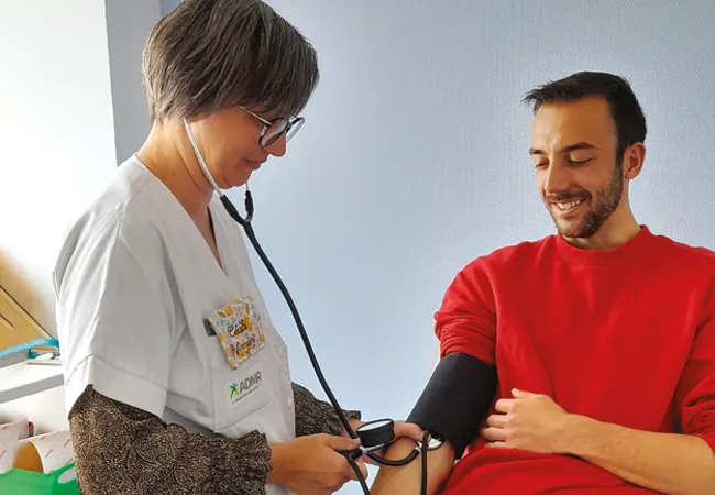 personne qui est oscultée par une infirmière